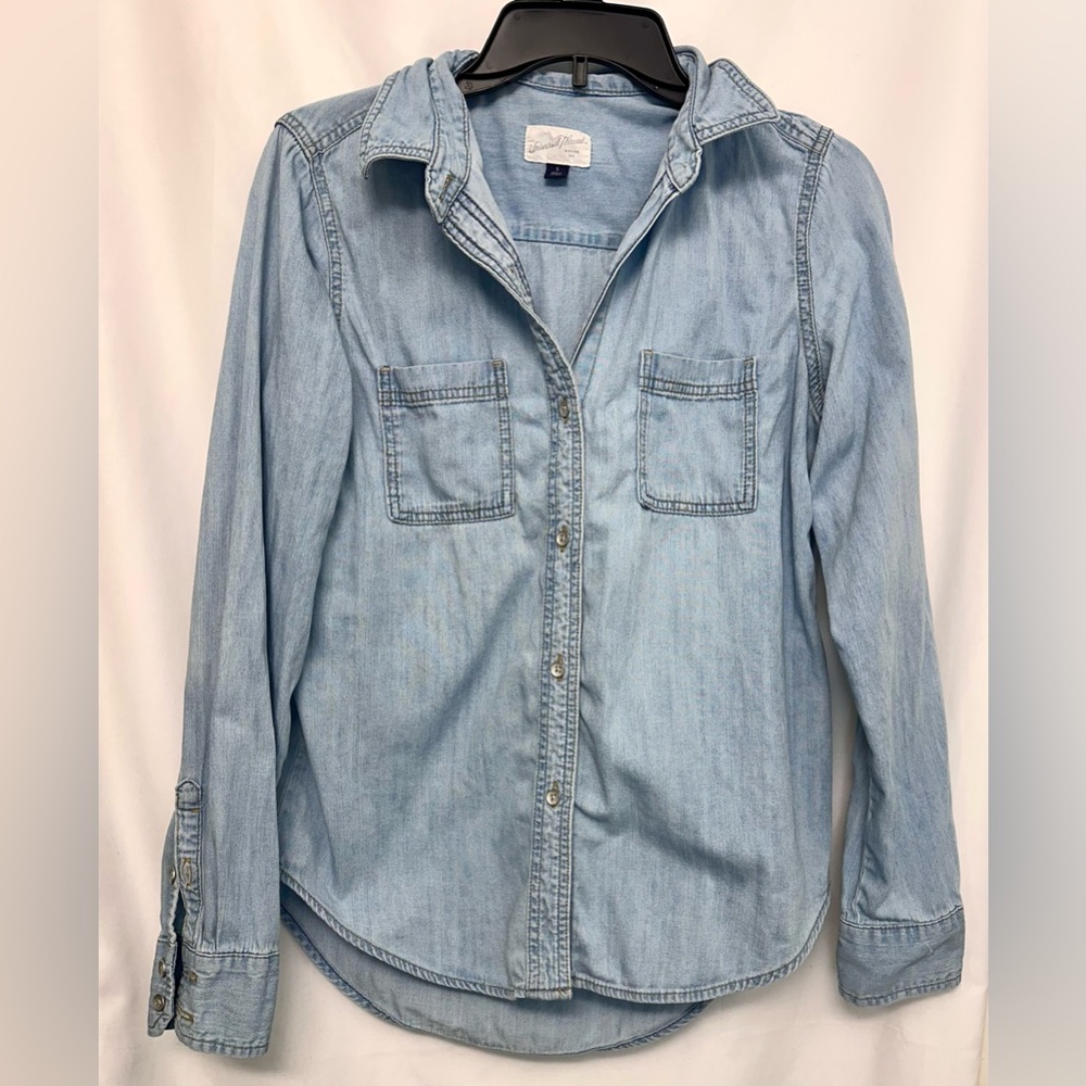 Universal Thread Chambray Button Down Shirt Small Light Wash Denim Shirt